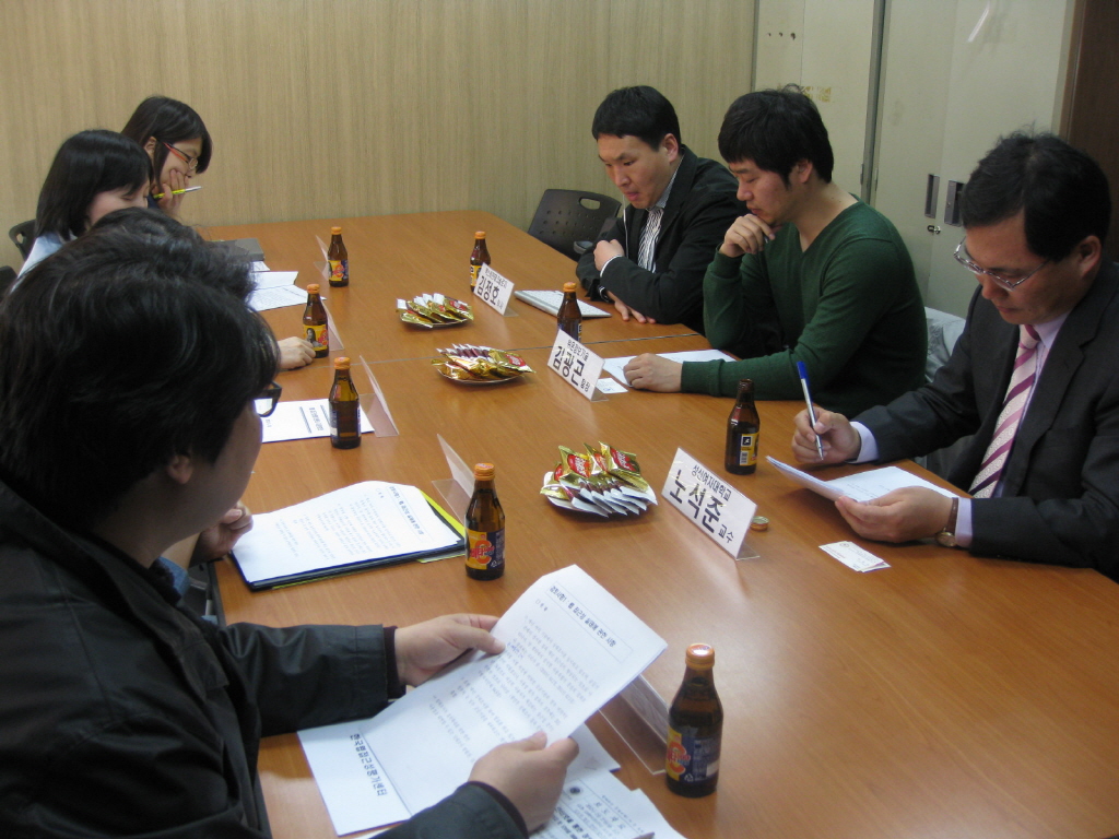 자문위원(노석준 교수, 김정호 이사, 김광곤 팀장)과 회의 참석자 5명의 회의모습