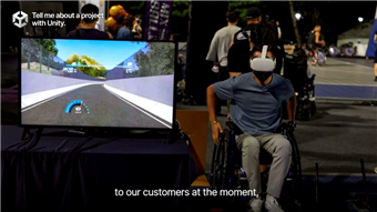 휠체어탄 장애인이 VR과 AR기술로 개발된 헤드셋을 착용 후 강화된 운동 접근성을 체험하는 사진