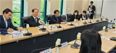 이완규 법제처장(왼쪽에서 2번째)이 18일 오후 서울 영등포구 한국시각장애인연합회를 방문했다.(법제처 제공)